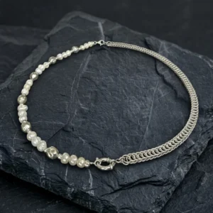 Collar de plata y perlas con esferas
